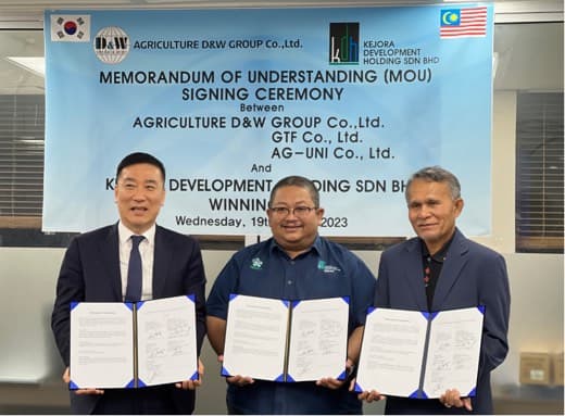 말레이시아 KEJORA DEVELOPMENT HOLDING 과의 MOU 서명식. 한국·말레이시아 국기와 3사 협약 현수막이 걸려 있습니다