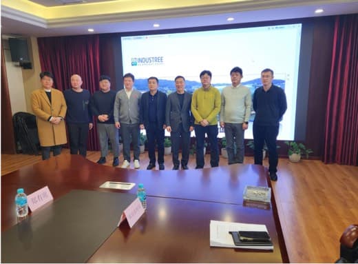회의실에서 열린 사업 설명회 뒤 참석자 단체 사진